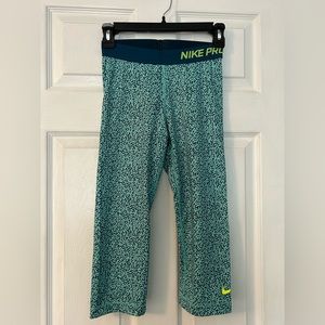 NIKE Pro capri length tight. Aqua and turquoise print, size small.